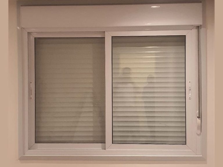 Janela Integrada com Persiana de Correr